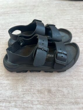 Birkenstock Black Mogami Kids 2 strap sandals size 28